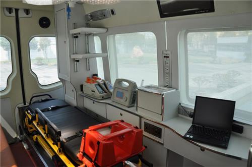 嘉黎县救护车内部